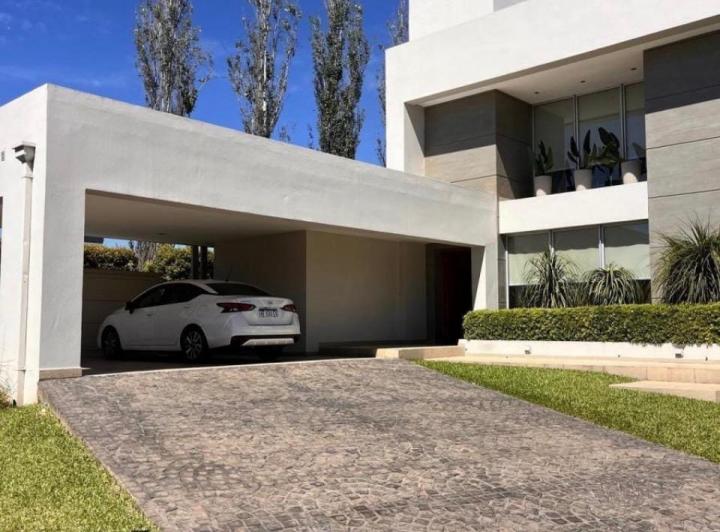 Casa · 287m² · 3 Dormitorios · 2 Cocheras