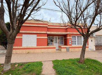 Casa · 228m² · 4 Ambientes · Venta Excepcional Casa con Patio Las Parejas
