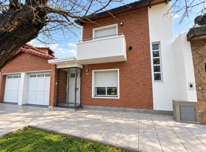Casa · 87m² · 4 Ambientes · 1 Cochera