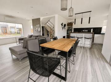 Casa · 180m² · 4 Ambientes · 2 Cocheras · Venta Casa 4 Ambientes Barrio Laguna Azul Permuta