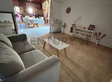 Casa · 181m² · 5 Ambientes · 1 Cochera · Venta - Casa 5 Ambientes - Terraza y Balcon - Cochera - Lanus
