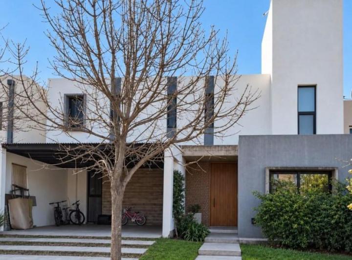 Casa · 305m² · 6 Ambientes · 2 Cocheras