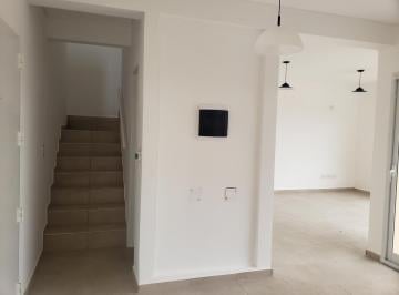 Casa · 84m² · 4 Ambientes · 2 Cocheras · Casa en Alquiler en Casas de Santa Maria - Villanueva