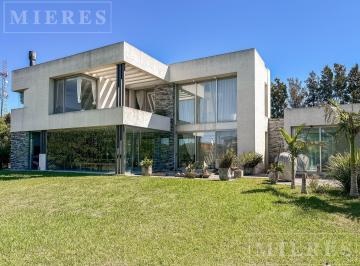 Casa · 450m² · 7 Ambientes · 2 Cocheras · Casa en Venta en Albanueva