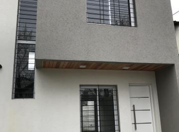Casa · 71m² · 4 Ambientes · 1 Cochera · Dúplex de 2 Dorm con Parrillero