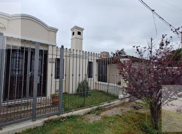 Casa · 275m² · 5 Ambientes · 1 Cochera · ¡Hermosa Casa Remodelada a La Venta en Barrio Inaudi!