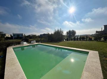 Casa · 210m² · 5 Ambientes · 2 Cocheras · Casa a La Venta en Cantón Golf - con Vista a La Laguna