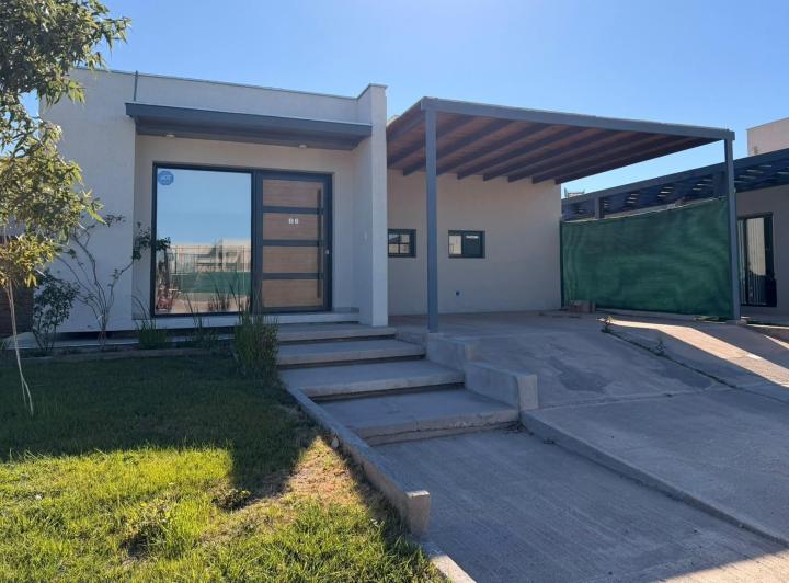 Casa · 106m² · 2 Dormitorios · 2 Cocheras
