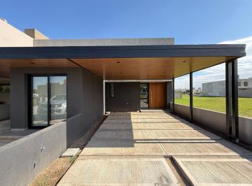 Casa · 196m² · 4 Ambientes · 2 Cocheras · Dúplex con Pileta en Venta – Chacras Green! Financiamiento
