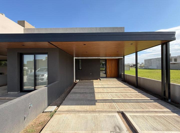 Casa · 196m² · 4 Ambientes · 2 Cocheras