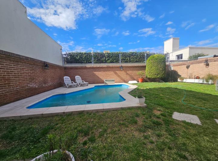 Casa · 270m² · 7 Ambientes · 2 Cocheras