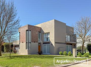 Casa · 353m² · 5 Ambientes · 3 Cocheras · Venta Casa 3 Dorm. en Funes