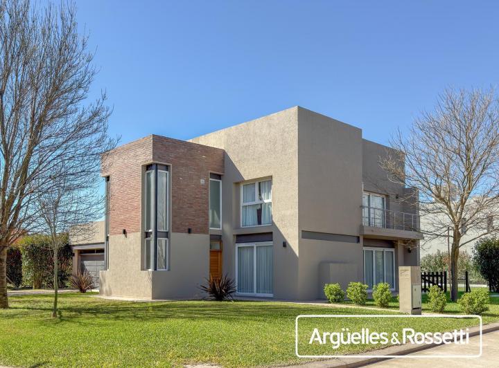 Casa · 353m² · 5 Ambientes · 3 Cocheras