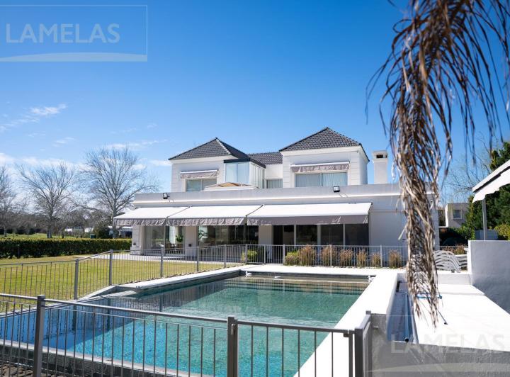 Casa · 304m² · 7 Ambientes · 2 Cocheras