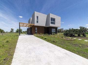 Casa · 193m² · 4 Ambientes · 1 Cochera · Venta de Casa a Estrenar, 5 Ambientes, 220 m² Totales Sobre Lote de 1070 m².