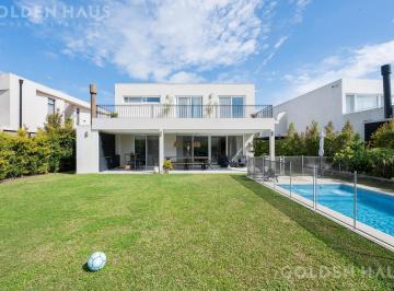 Casa · 182m² · 5 Ambientes · 4 Cocheras · Casa en Los Castaños