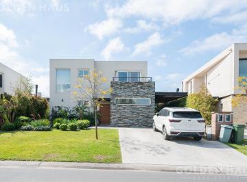Casa · 182m² · 5 Ambientes · 4 Cocheras · Casa en Los Castaños