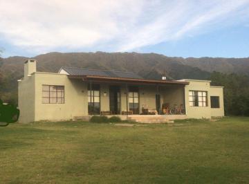 Casa · 134m² · 4 Ambientes · 1 Cochera · Hermosa Casa con 3.7 Hectáreas en Venta
