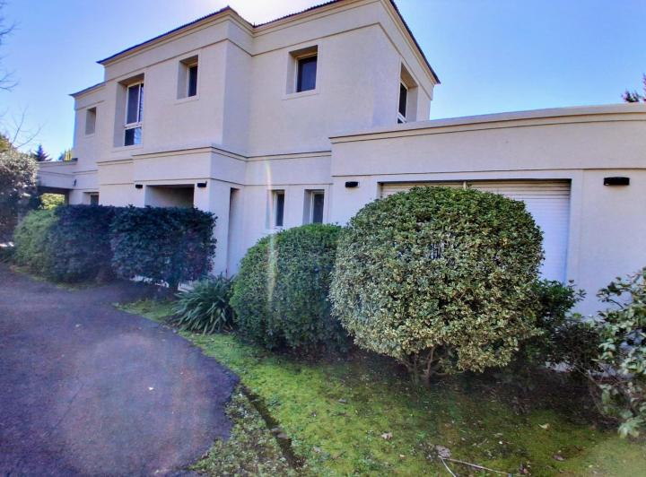 Casa · 350m² · 7 Ambientes · 3 Cocheras