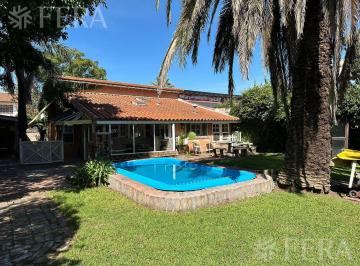 Casa · 121m² · 5 Ambientes · 1 Cochera · Venta Casa 4 Ambientes con Cochera y Fondo Libre con Piscina en Berazategui