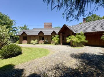 Casa · 290m² · 6 Ambientes · 6 Cocheras · Casa de 5 Dorm. en Venta - City Bell