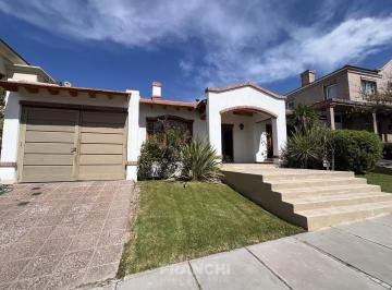 Casa · 270m² · 3 Dormitorios · 1 Cochera · Casa en Venta en El Prestigioso Barrio Palmares
