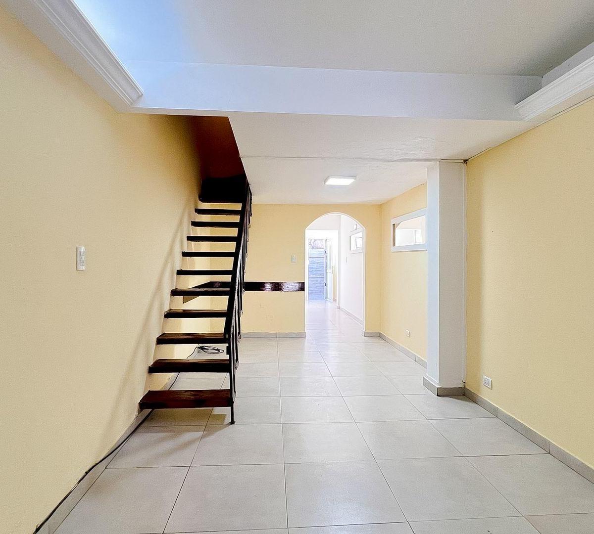 Venta duplex 3 ambientes con espacio de cochera en barrio Villa Primera apto credito