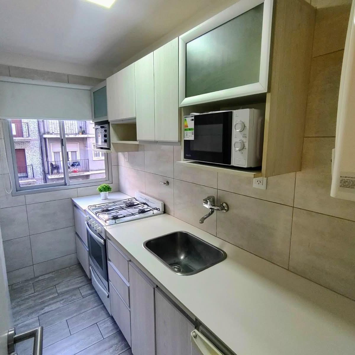 Ambiente a la calle con balcón saliente - Cocina separada con ventilación natural - Baño Completo - Amoblado - Excelente estado