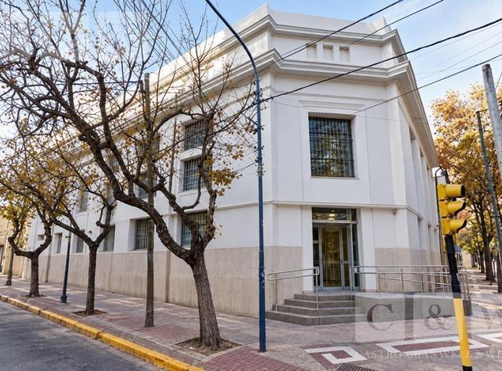 Local comercial · 647m²