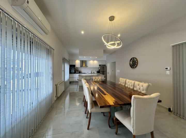 Casa · 235m² · 4 Ambientes · 4 Cocheras