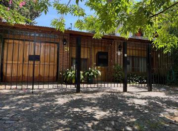 Casa · 132m² · 4 Ambientes · 1 Cochera · Casa de Una Planta con Altillo y Jardín Martinez
