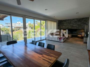 Casa · 300m² · 4 Ambientes · 2 Cocheras · Casa en La Rufina Estilo Moderno