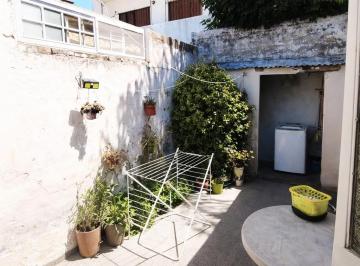 Casa · 50m² · 3 Ambientes · 17 E/ 38 y 39 Departamento en PH con Patio Propio