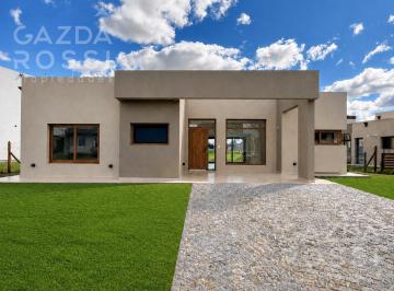 Casa · 150m² · 4 Ambientes · 4 Cocheras · Casa con Piscina a Estrenar en Barrio San Felipe
