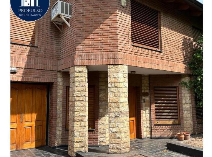 Casa · 295m² · 4 Dormitorios · 2 Cocheras