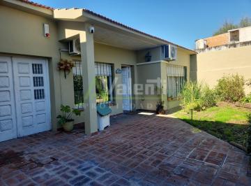 Casa de 3 ambientes, Hurlingham · Chalet 3 Ambientes en Venta Exct. Cond. con Garage y Jardin, Apto Credito, Parque Quirno, Hurlingham