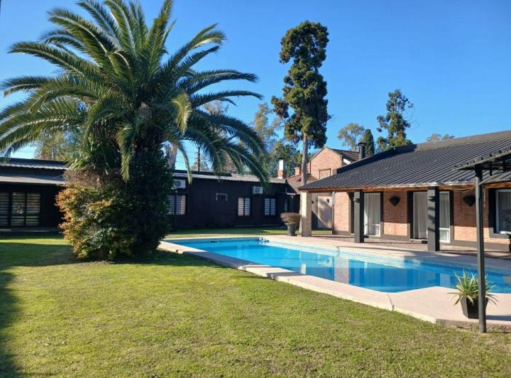 Casa · 2500m² · 4 Ambientes · 6 Cocheras