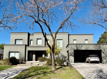 Casa · 400m² · 8 Ambientes · 2 Cocheras · Casa - Martindale C. C