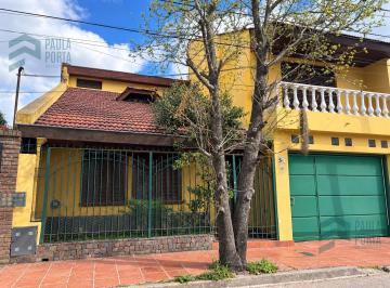 Casa · 220m² · 5 Ambientes · 1 Cochera · Casa en Venta Castelar Sur 5 Ambientes