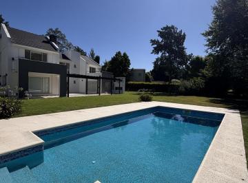 Casa · 207m² · 5 Ambientes · Casa en El Hipico - Abril Club de Campo