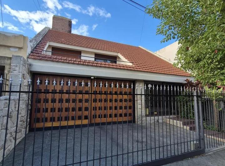 Casa · 272m² · 7 Ambientes · 2 Cocheras