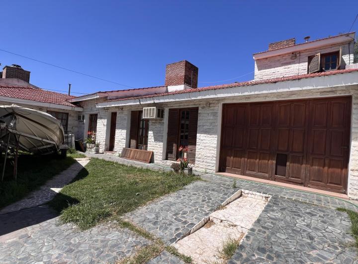 Casa · 300m² · 4 Dormitorios · 3 Cocheras