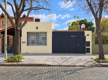 Casa · 250m² · 4 Ambientes · 1 Cochera · Casa en Beccar - Vias/rolon
