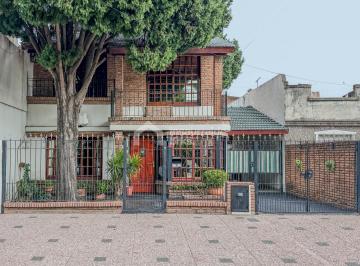 Casa · 186m² · 5 Ambientes · 2 Cocheras · Casa 4 Ambientes en Venta en San Martin, G. B. a. Zona Norte. Excelente Estado y Hermoso Jardín!