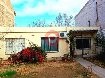 Casa · 90m² · 3 Dormitorios · 1 Cochera · Casa en Venta, Neuquen, Capital.