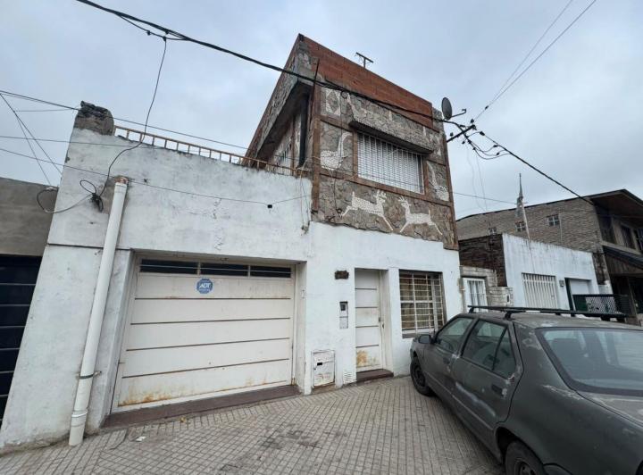 Casa · 300m² · 8 Ambientes · 1 Cochera