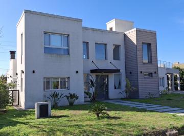 Casa · 312m² · 5 Ambientes · 2 Cocheras · Venta Casa 5 Ambientes Barrio Los Troncos Berazategui