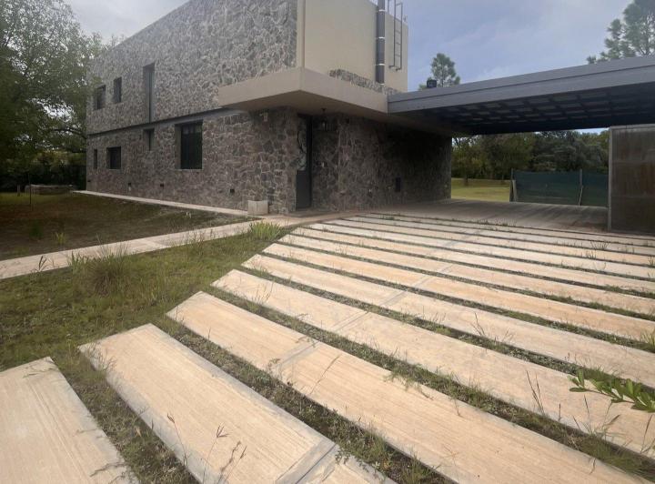 Casa · 200m² · 3 Ambientes · 2 Cocheras