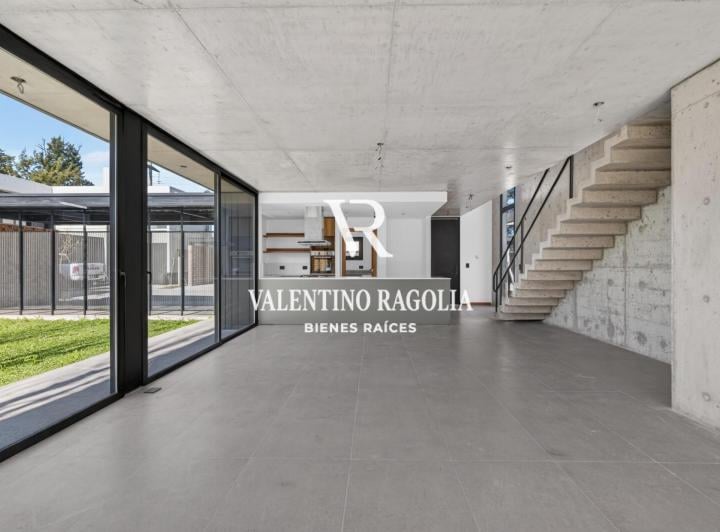 Casa · 160m² · 4 Ambientes · 2 Cocheras