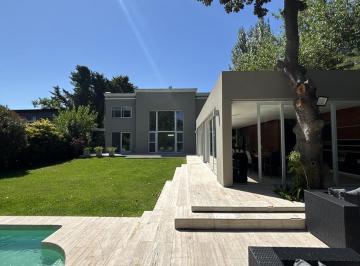 Casa · 450m² · 7 Ambientes · Casa en Los Cisnes - Abril Club de Campo